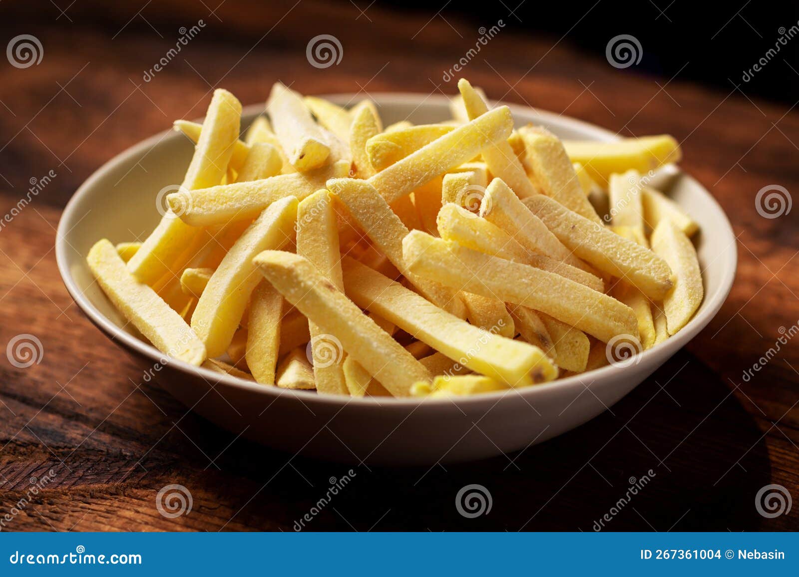 Patatas Fritas Congeladas Sobre Un Plato Sobre Un Fondo De Madera. Producto  Semiacabado De Patatas Congeladas Foto de archivo - Imagen de fritadas,  rebanado: 267361004