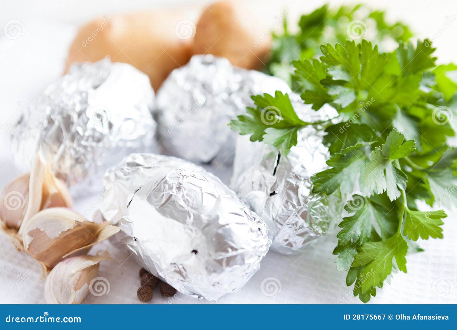 Patatas sin procesar envueltas en hoja. Patatas sin procesar envueltas en la hoja, primer de la comida