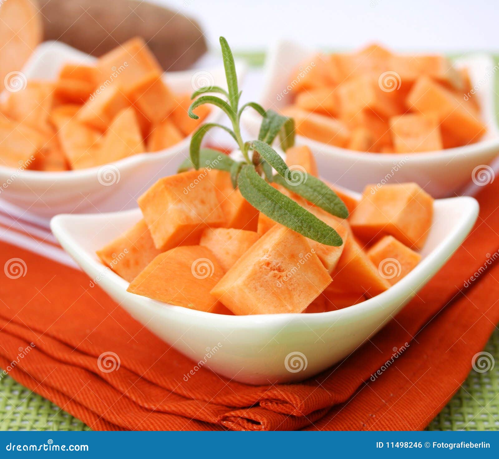 Alcune patate dolci fresche e grezze in una ciotola