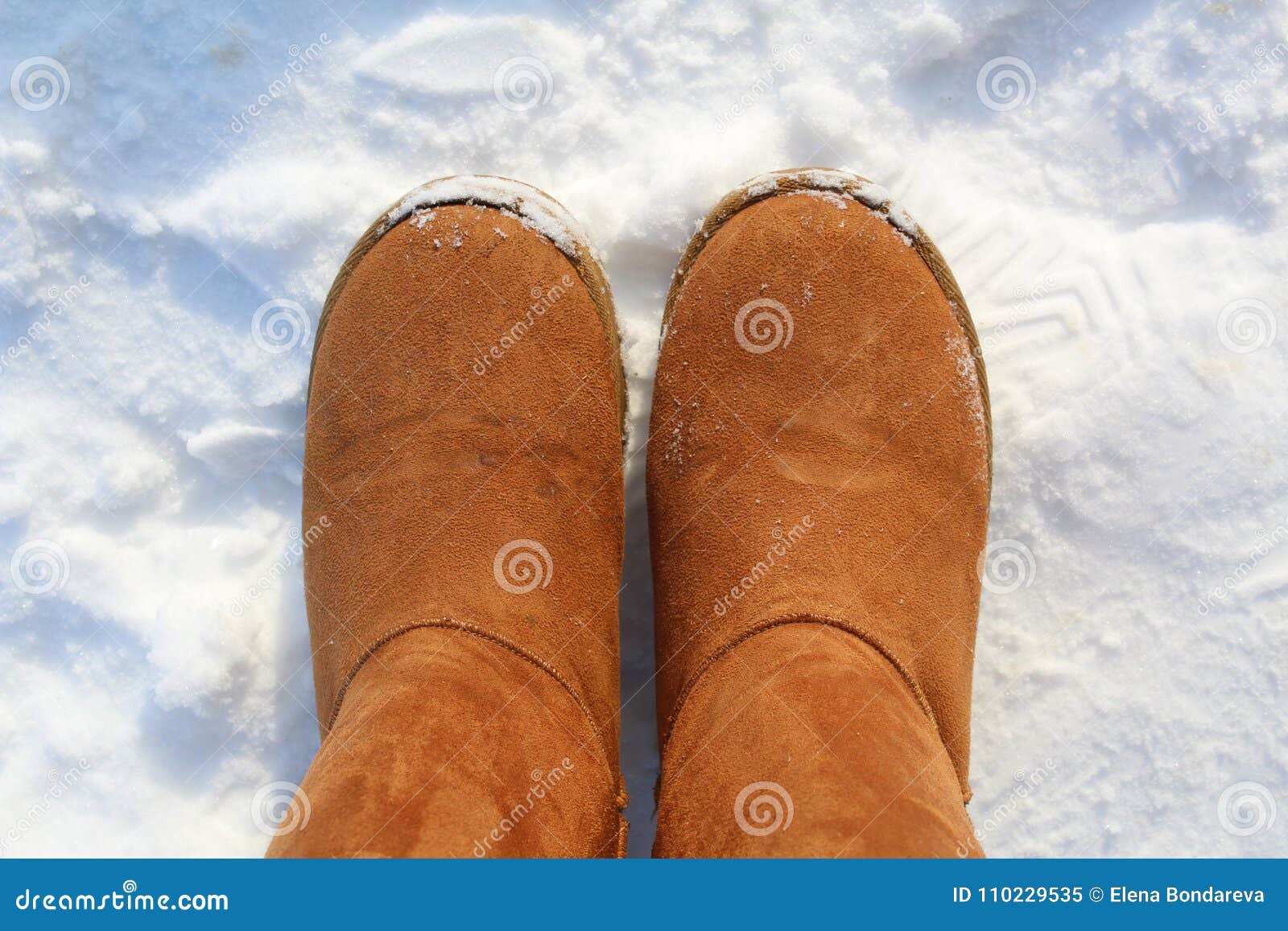 Patea Botas Calientes Del Ugg Invierno En La Nieve Imagen de archivo - Imagen de conveniente, requiere: 110229535