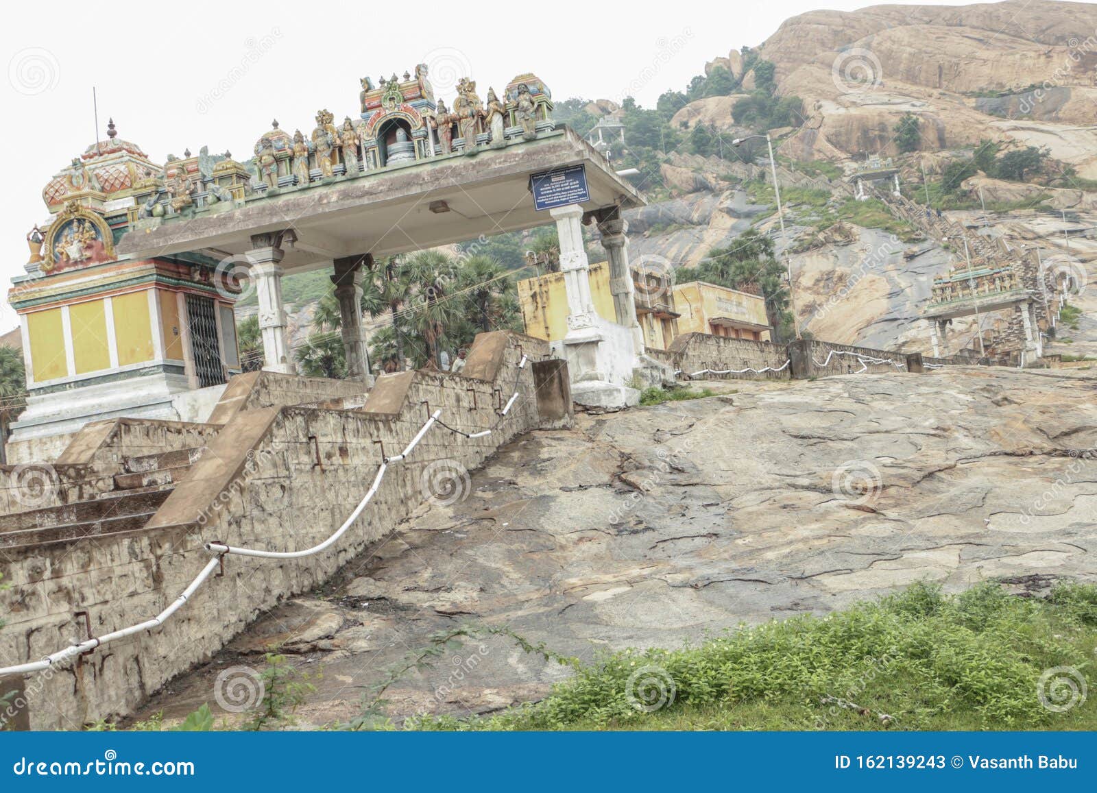 path way steps to kasi vishvanathar temple.