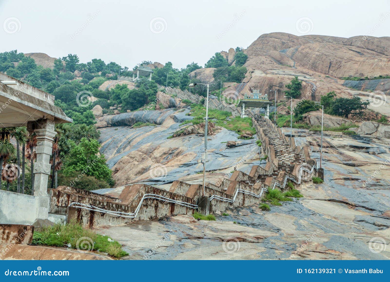 path way steps to kasi vishvanathar temple.