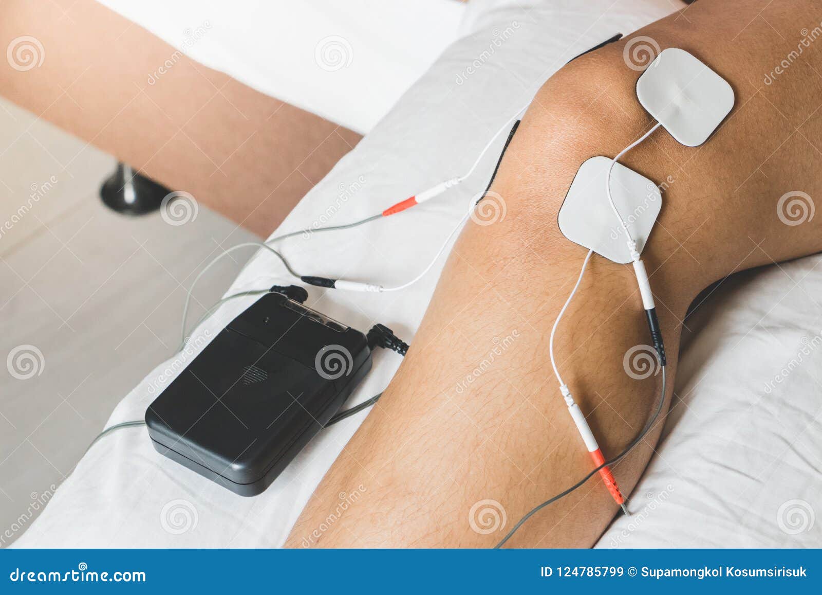 https://thumbs.dreamstime.com/z/patient-applying-electrical-stimulation-therapy-knee-joint-t-therapist-placing-electrodes-tens-124785799.jpg