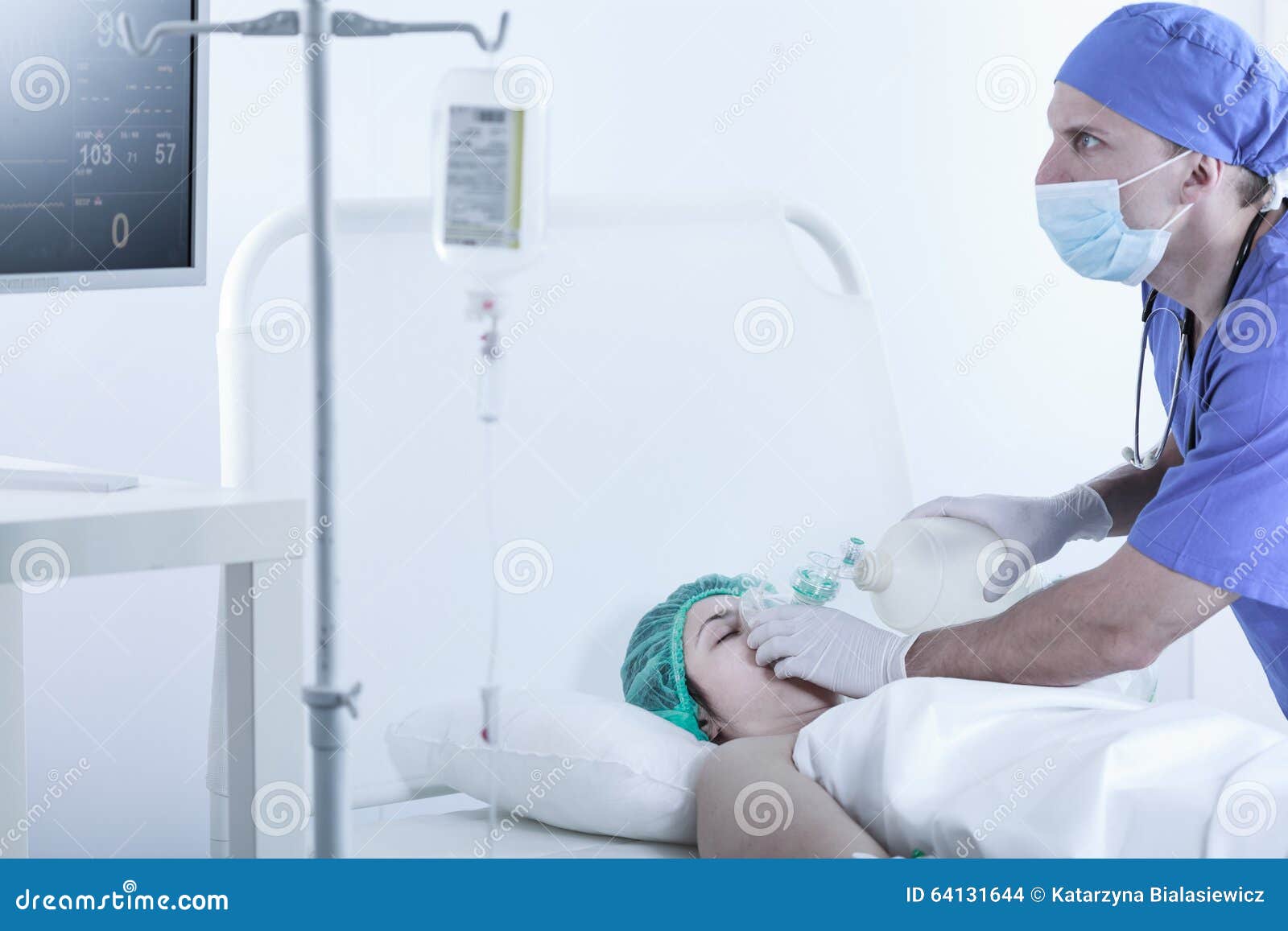 Patient De Délivrance Avec Le Respirateur Manuel Photo stock - Image du  exécution, hommes: 64131644