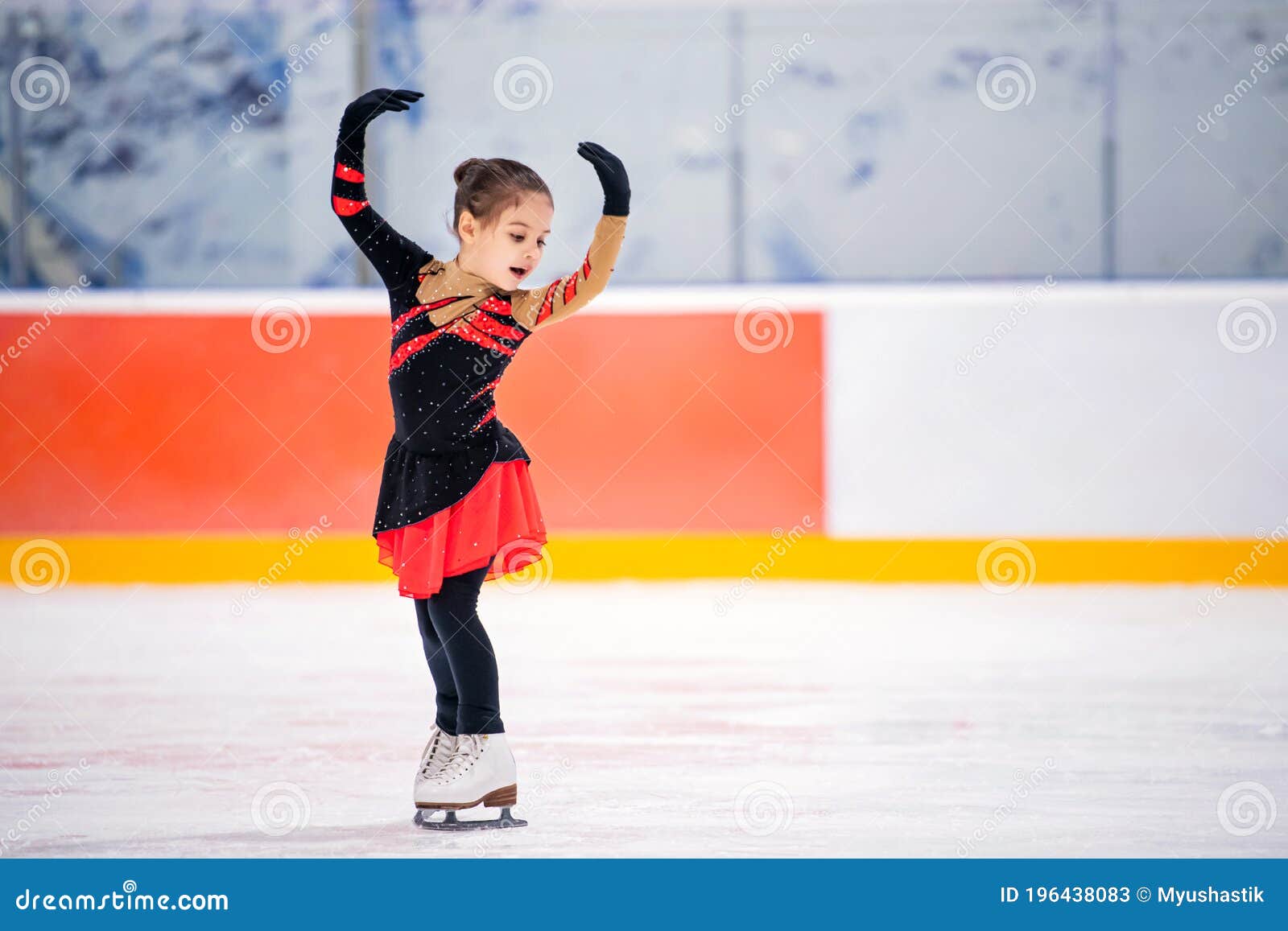 Una sarriana de ocho años arrasa en patinaje artístico: «Las niñas