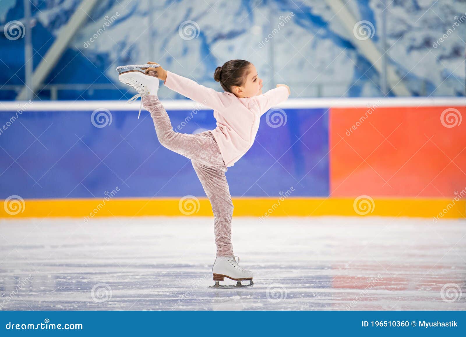 Niña Practicando Patinaje Artístico Una Pista Hielo Cubierta