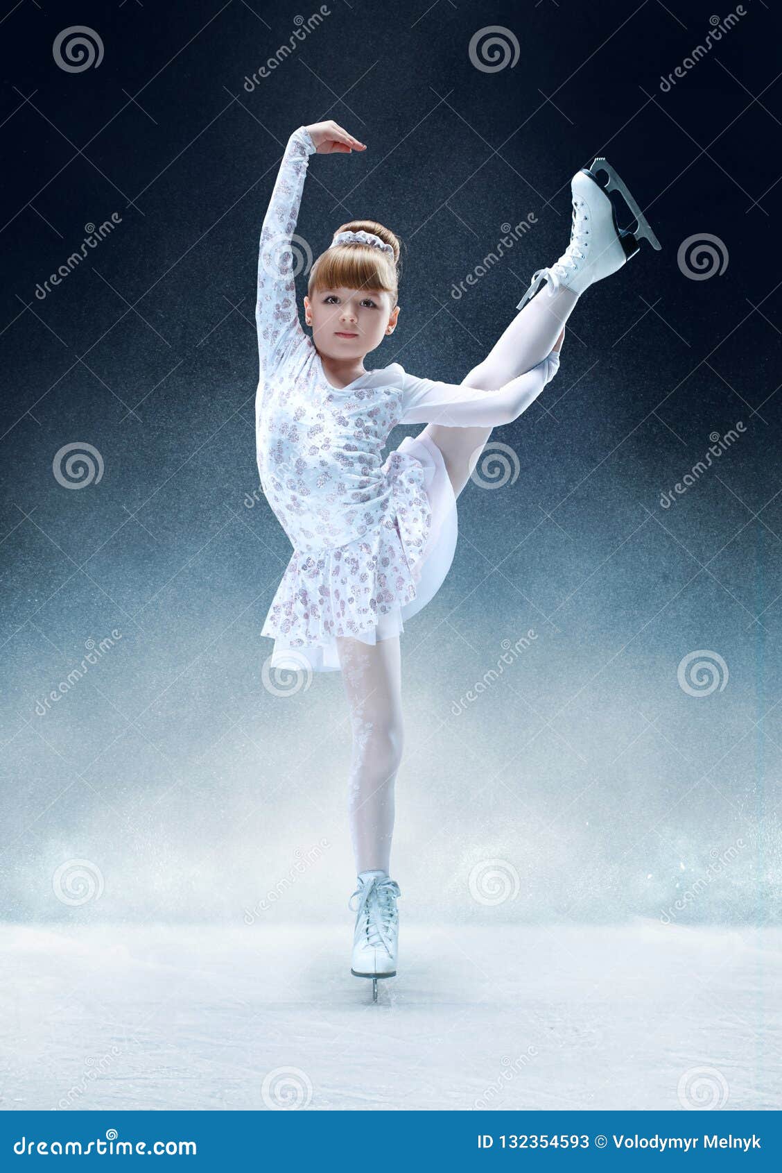 Patinaje Artístico La Niña En La Arena Interior Del Hielo Imagen