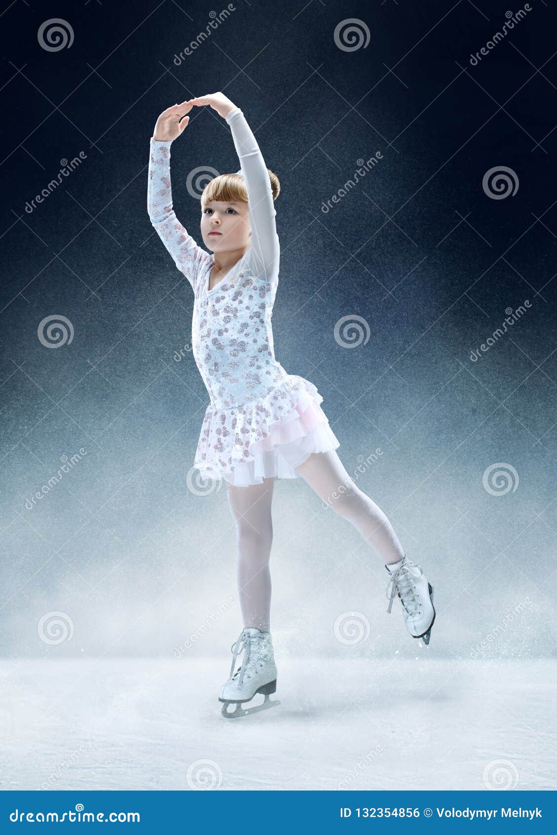 Patinaje Artístico La Niña En La Arena Interior Del Hielo Foto de archivo -  Imagen de medalla, profesional: 132354856