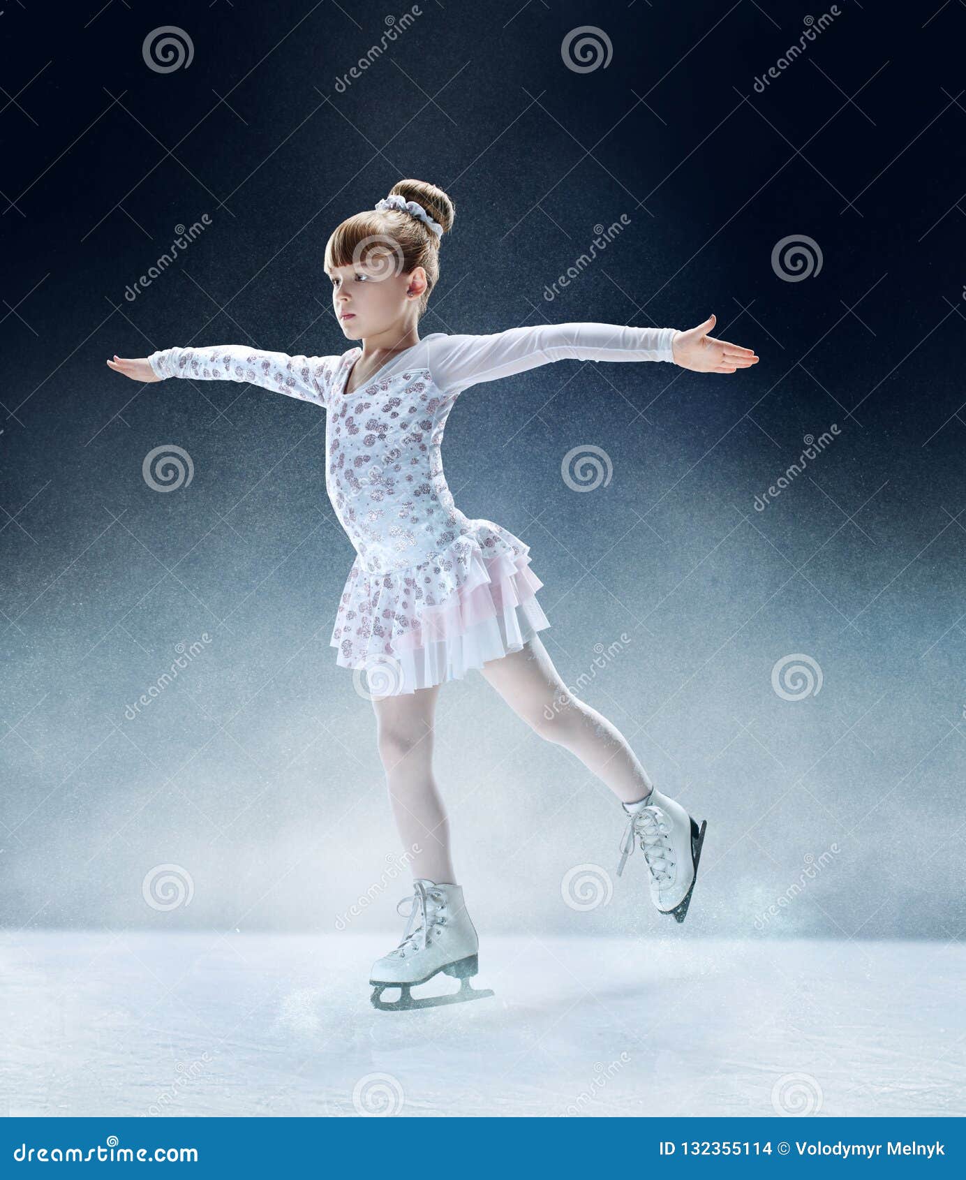 https://thumbs.dreamstime.com/z/patinaje-art%C3%ADstico-la-ni%C3%B1a-en-arena-interior-del-hielo-132355114.jpg