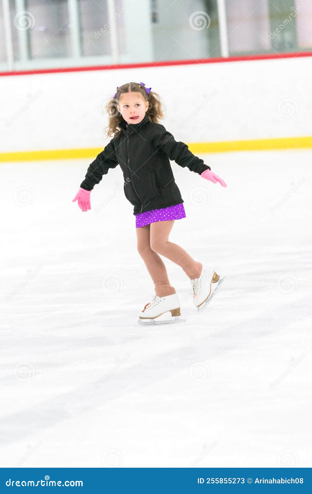 Niña Practicando Patinaje Artístico Una Pista Hielo Cubierta