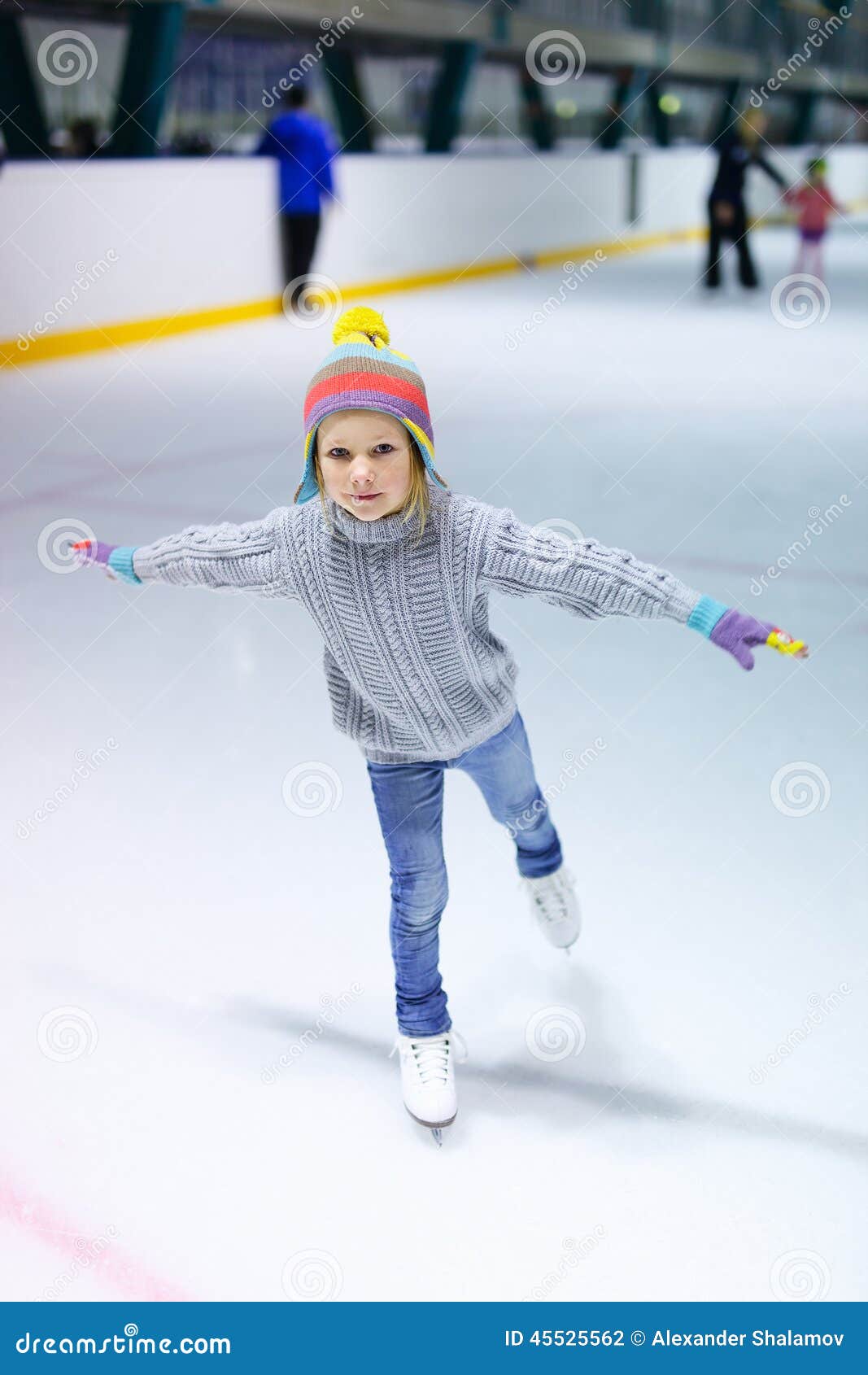 Una niña entrenando su patinaje artístico sobre hielo en la pista pública,  Grabaciones de stock Incluyendo: niña y hembra - Envato Elements