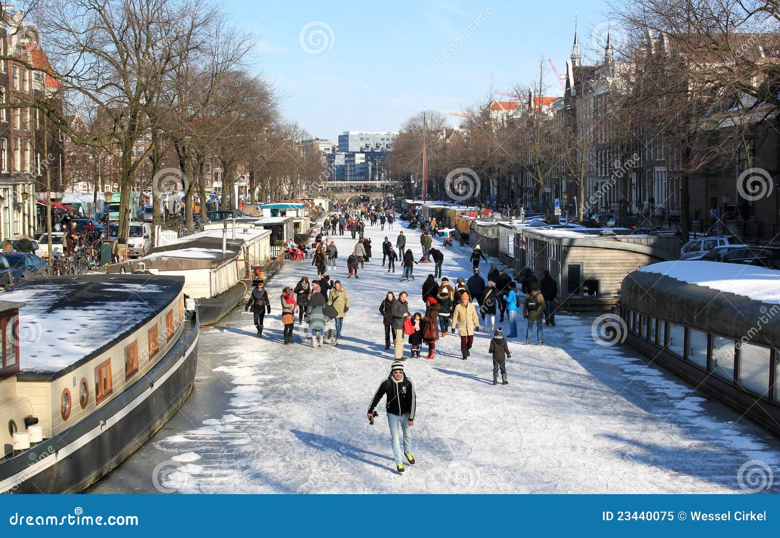 Patinaje Sobre Los Canales Congelados Holandeses En Amsterdam Imagen