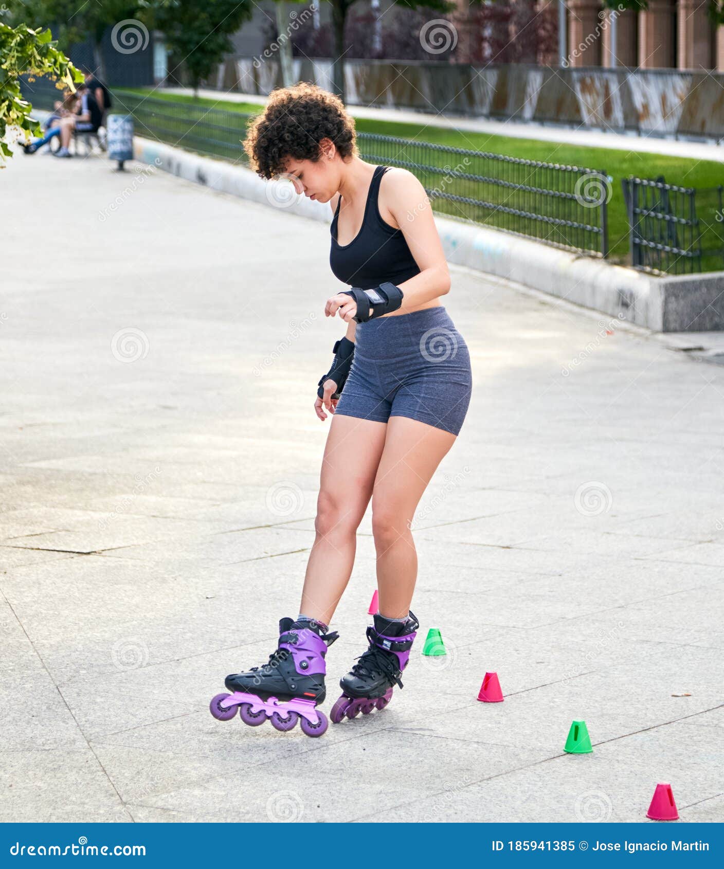 Joven Y Bella Mujer Latina Que Pone Sus Patines En Línea En La