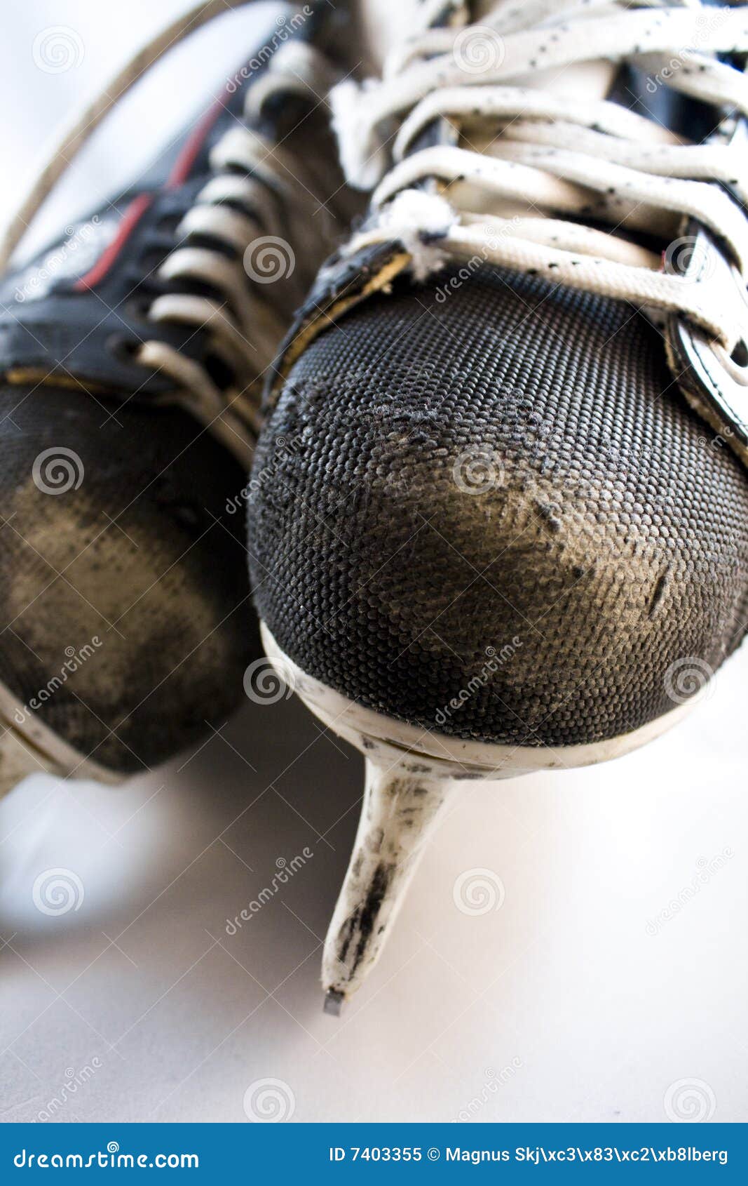 Patines Usados Del Hockey Sobre Hielo Imagen de archivo - Imagen de caucho,  viejo: 7403355