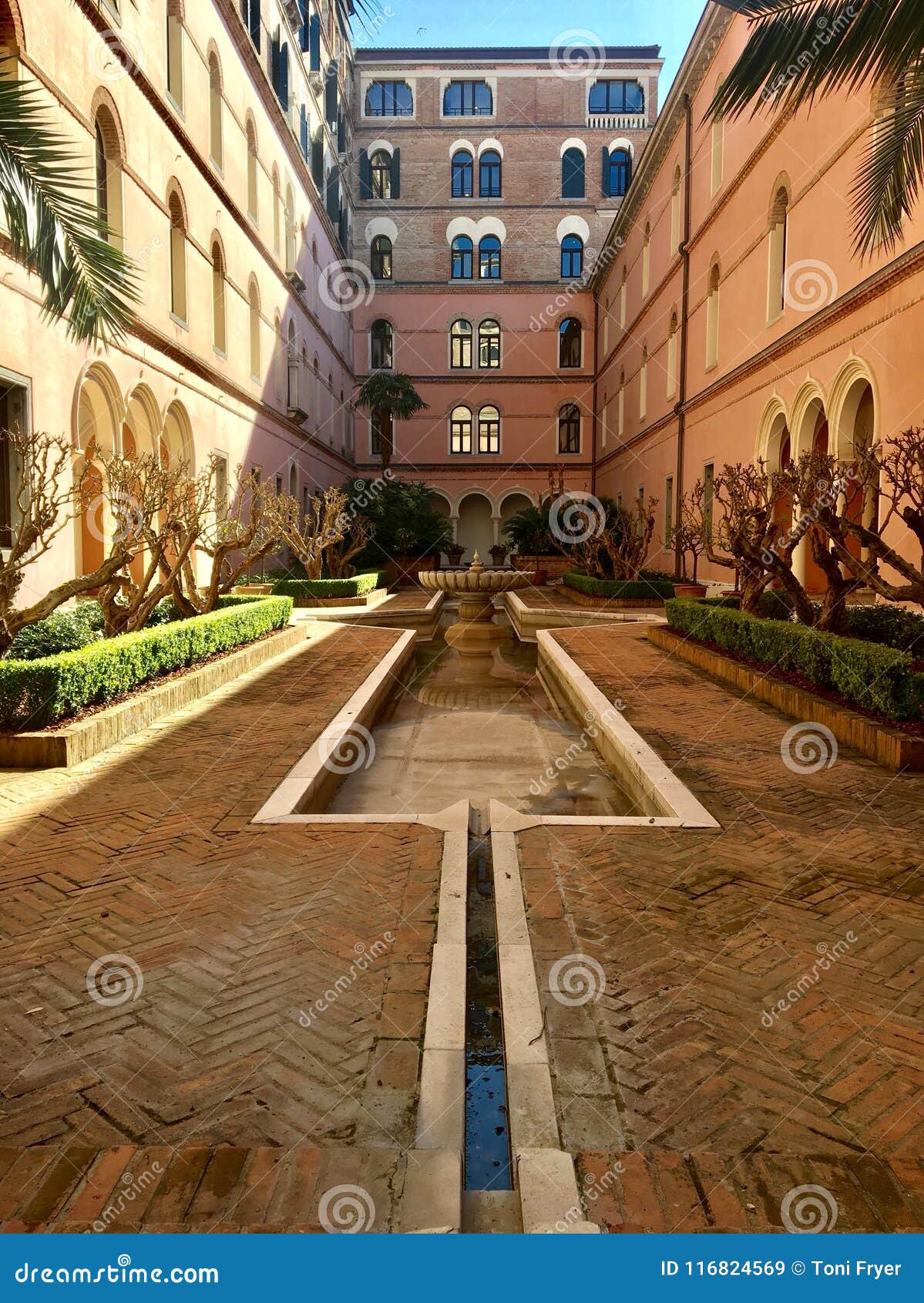 Patio Bonito, Venecia, Italia Imagen de archivo Imagen de hotel