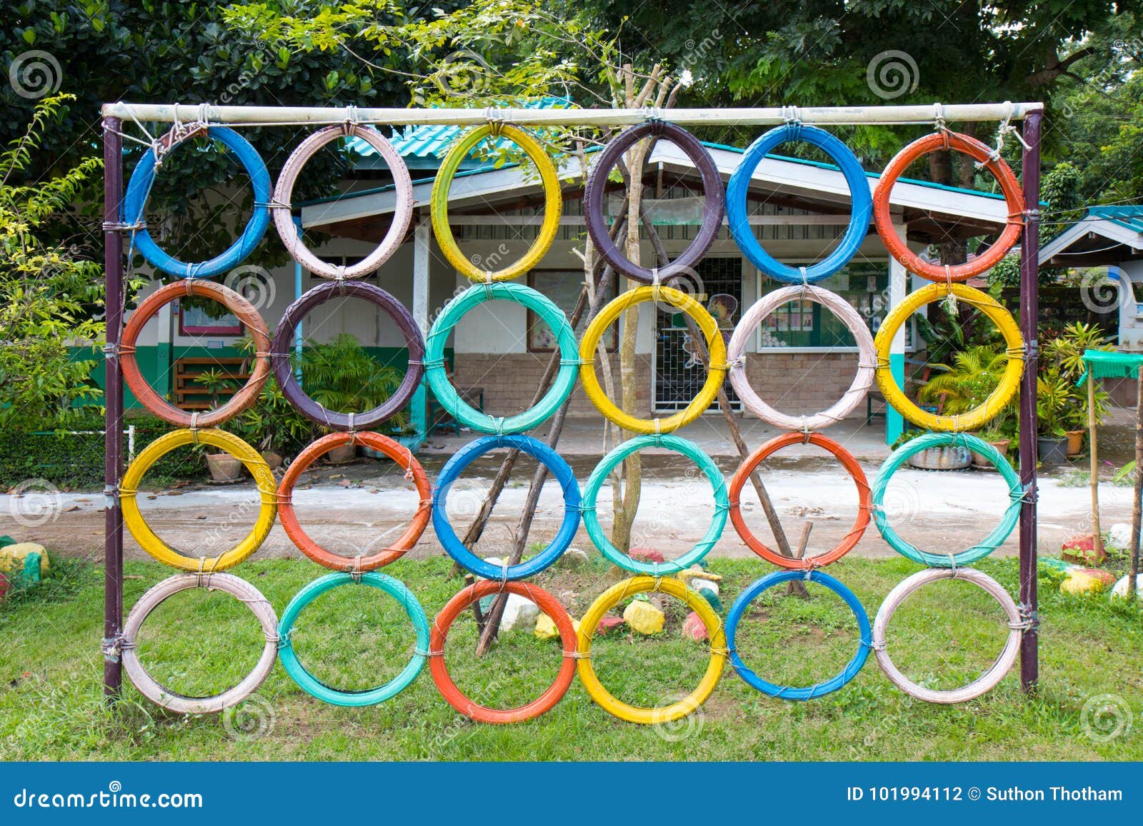 Patio Construido Con El Color Agradable De Los Neumáticos Viejos Para Los Juegos De Niños Foto de archivo - Imagen de viejos, agradable: 101994112