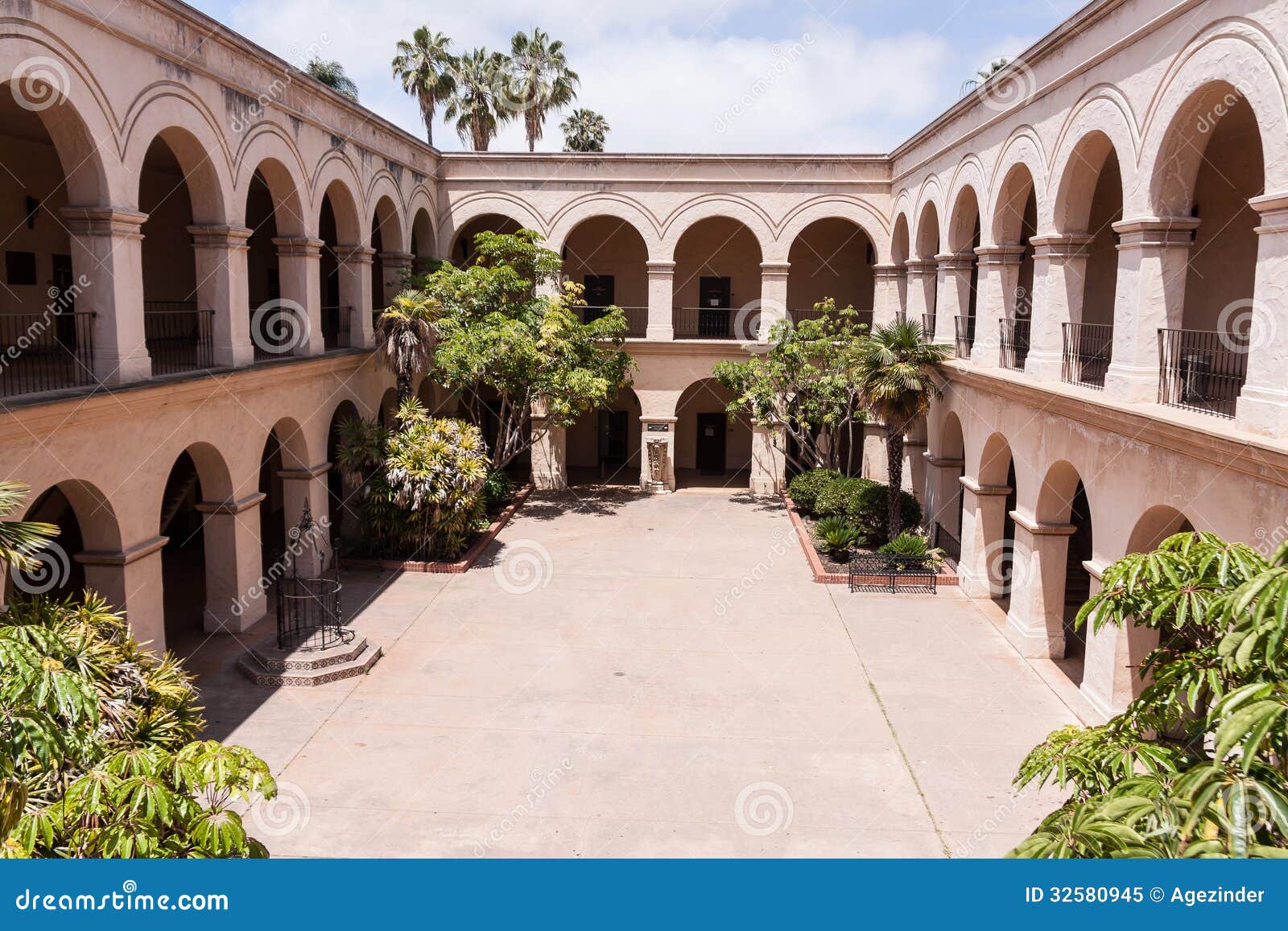 Patio de Casa del Prado imagen de archivo. Imagen de parque 32580945