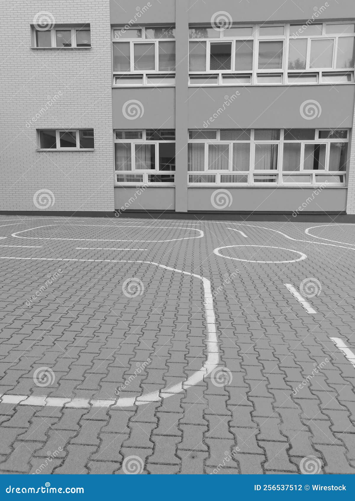 Patio De Escuela En El Fondo Del Edificio Foto de archivo Imagen de