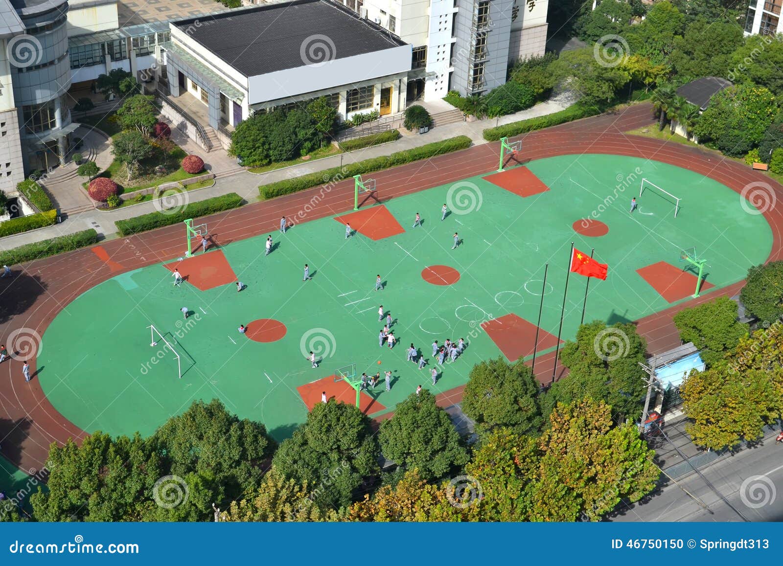 Patio de la escuela imagen editorial. Imagen de verde 46750150