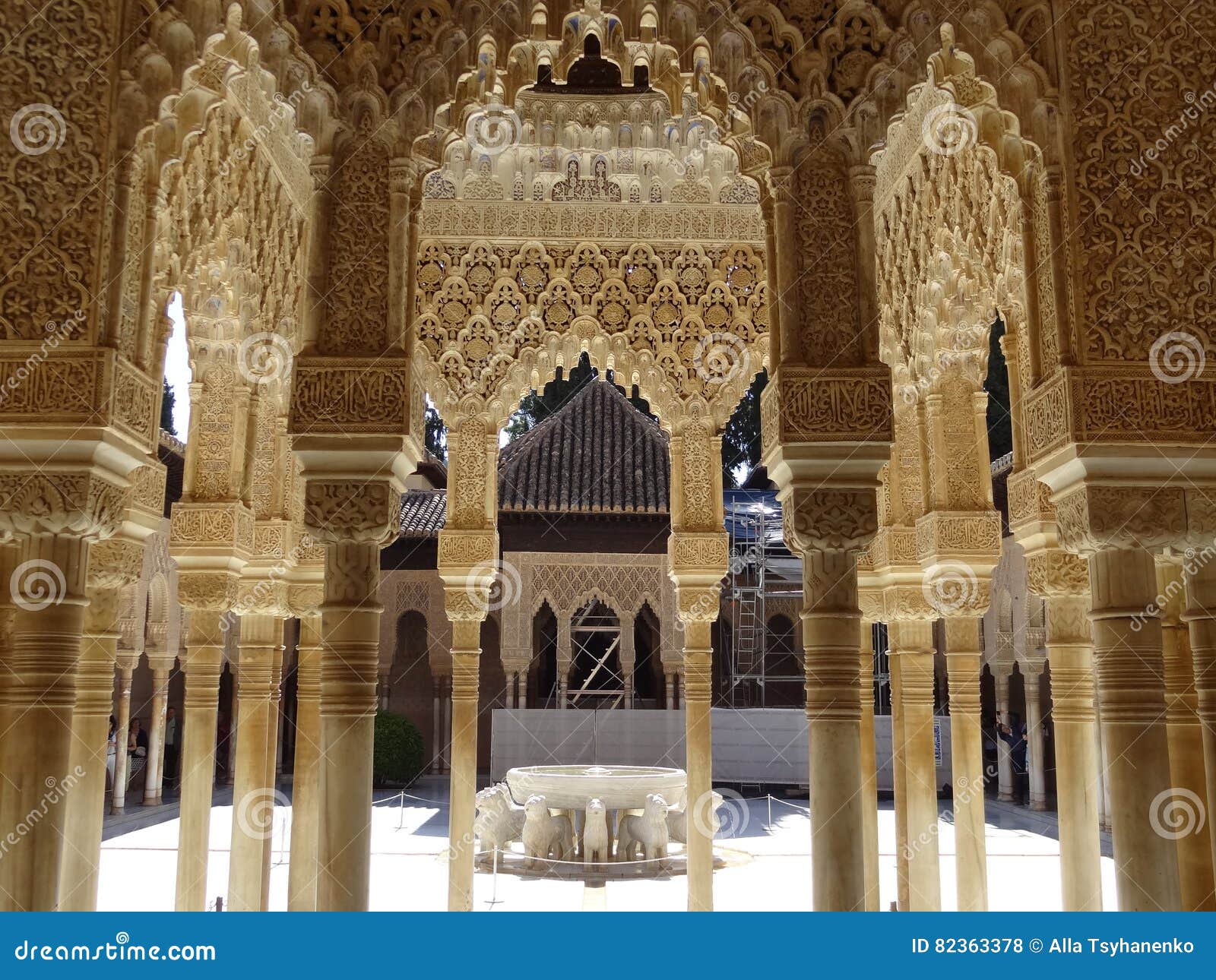 patio de los leones in alhambra. granada, spain.