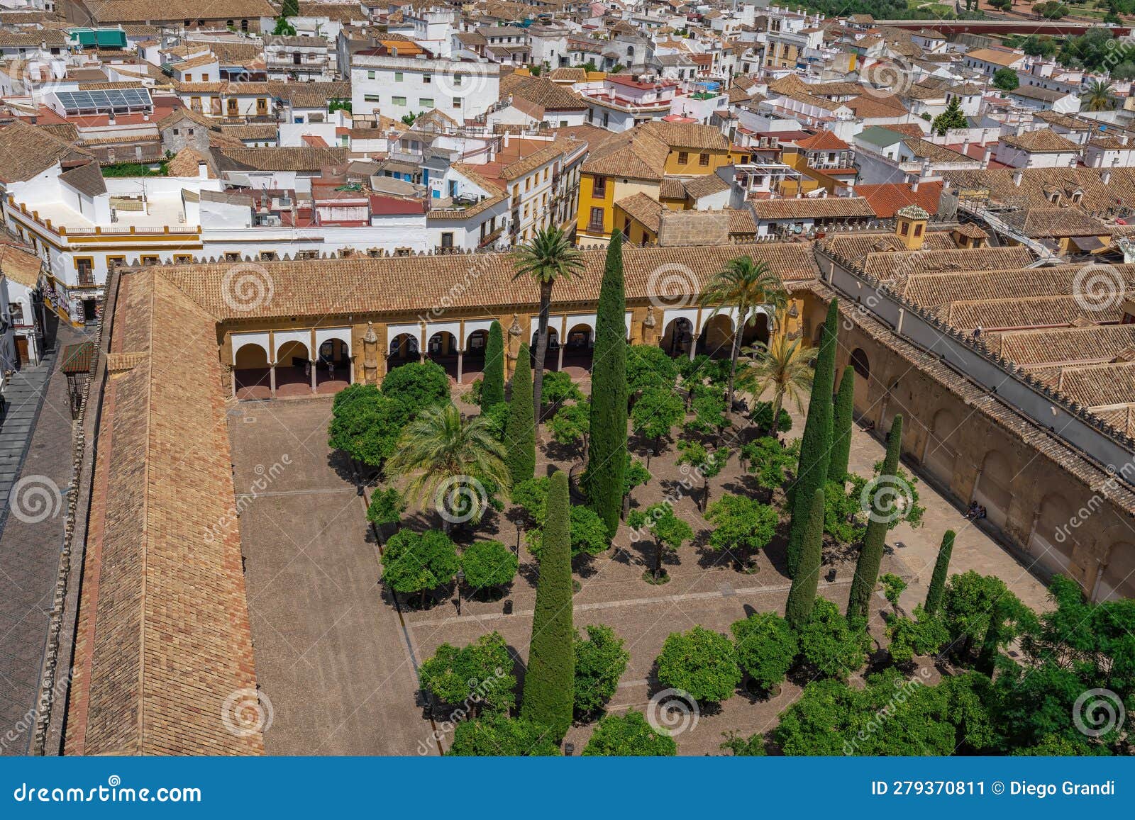 patio de los naranjos courtyard of mosque-cathedral of cordoba aerial view - cordoba, spain