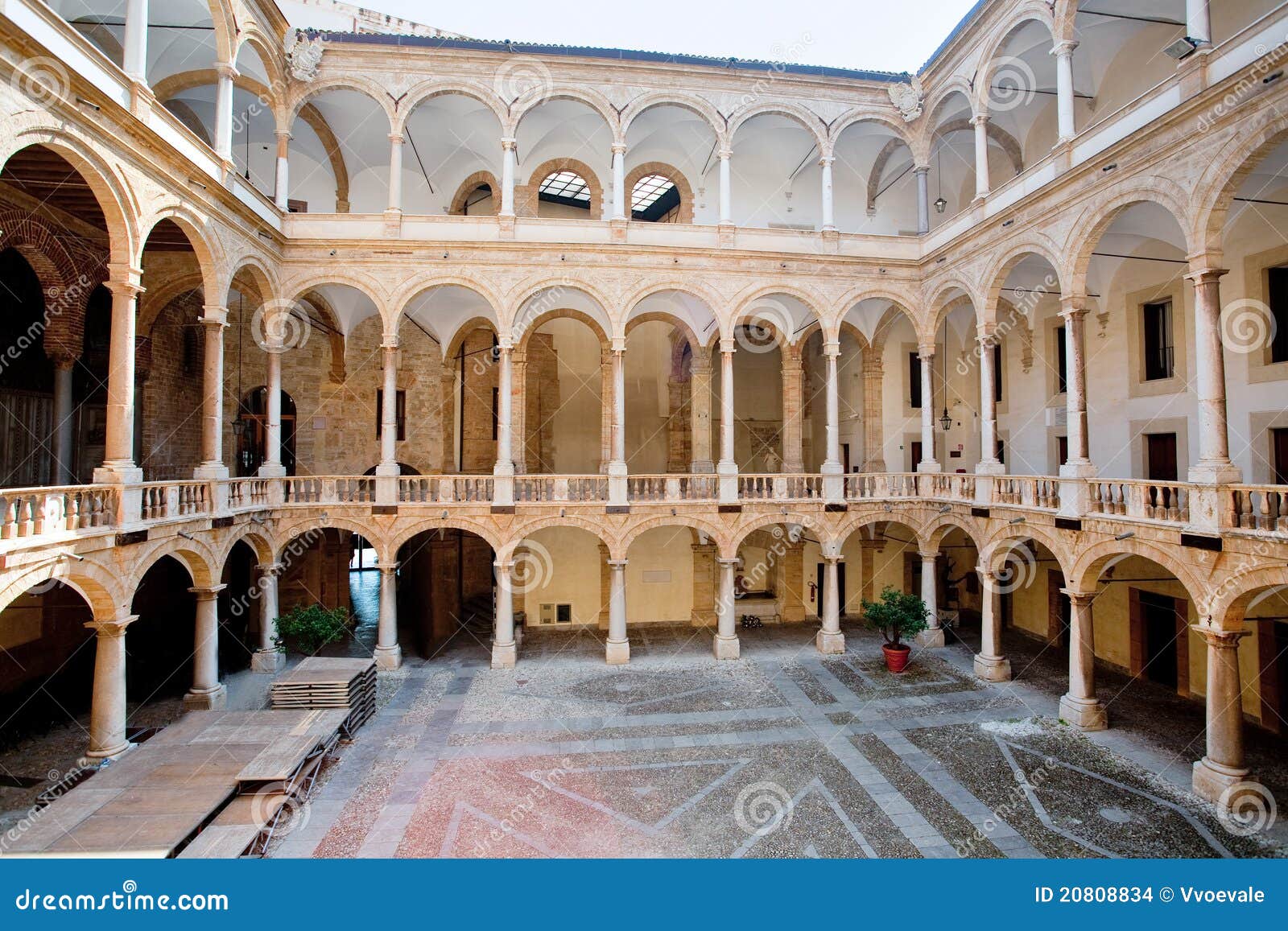 Patio De Palazzo Reale En Palermo Foto de archivo Imagen de pasillo, pared 20808834