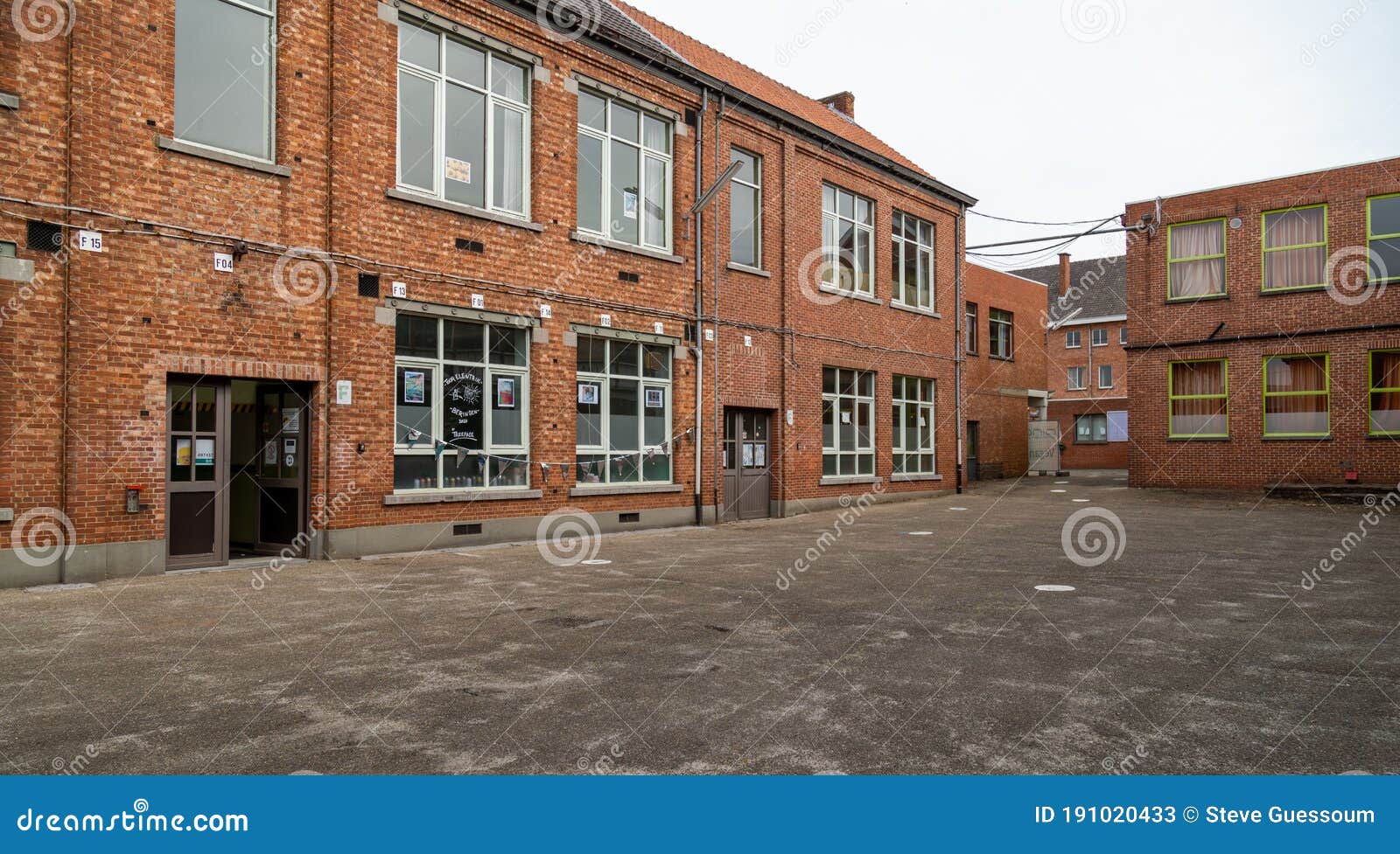 Patio De Recreo Escolar Y Edificios De Segunda Vida Foto de archivo editorial Imagen de