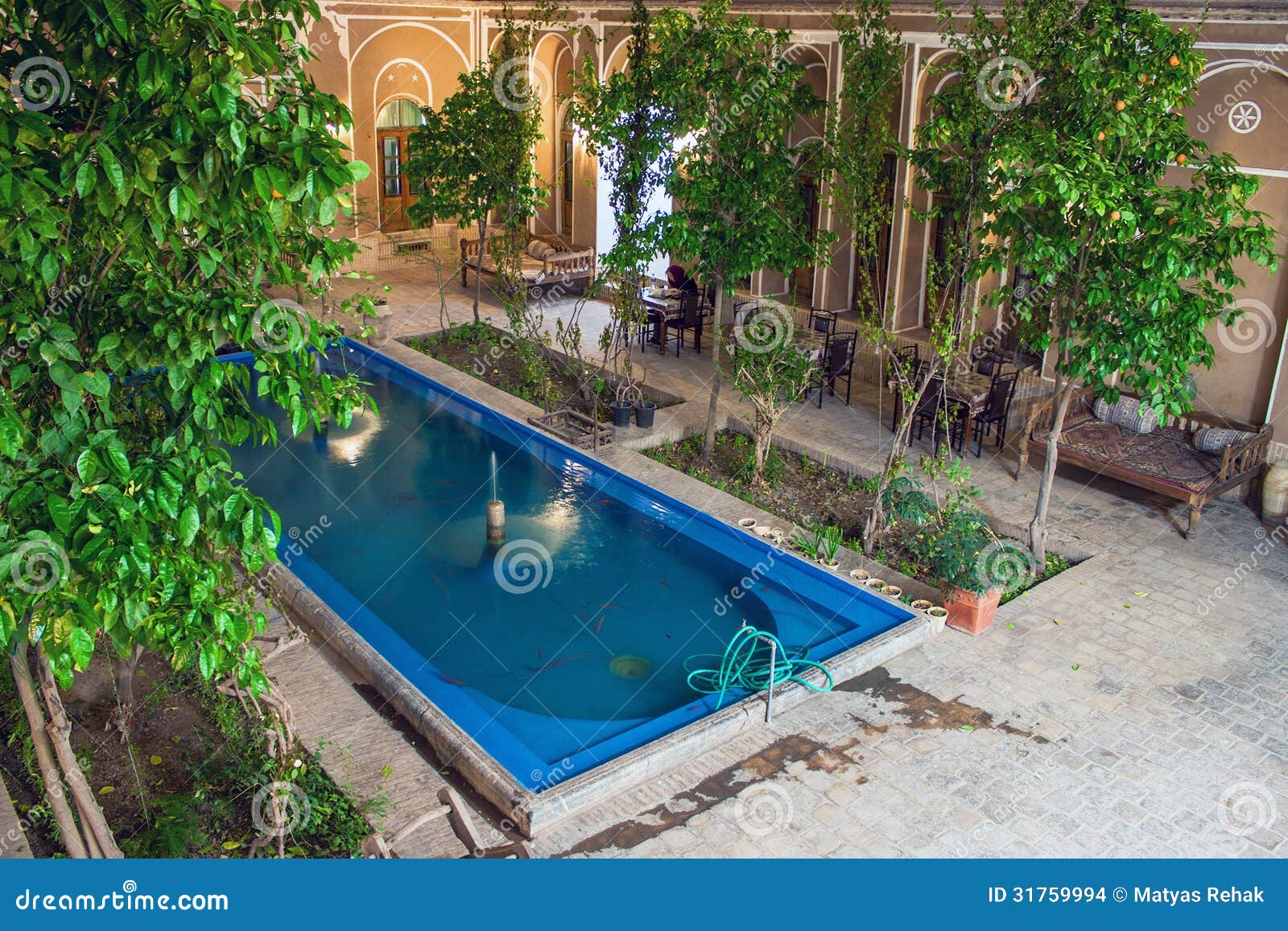 Patio De Una Casa Tradicional Foto de archivo Imagen de planta