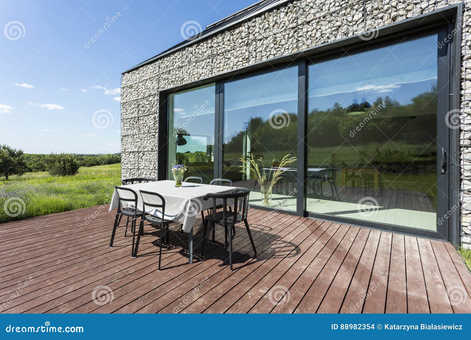 Patio De Villa Avec Les Murs En Pierre Photo stock Image du pierre, terrasse 88982354