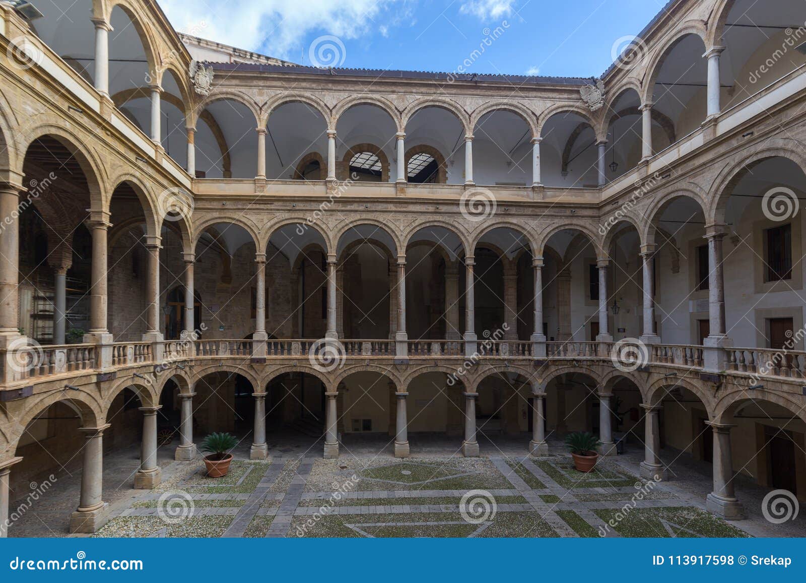 Patio En Royal Palace En Palermo Foto de archivo editorial Imagen de palacio, palermo 113917598