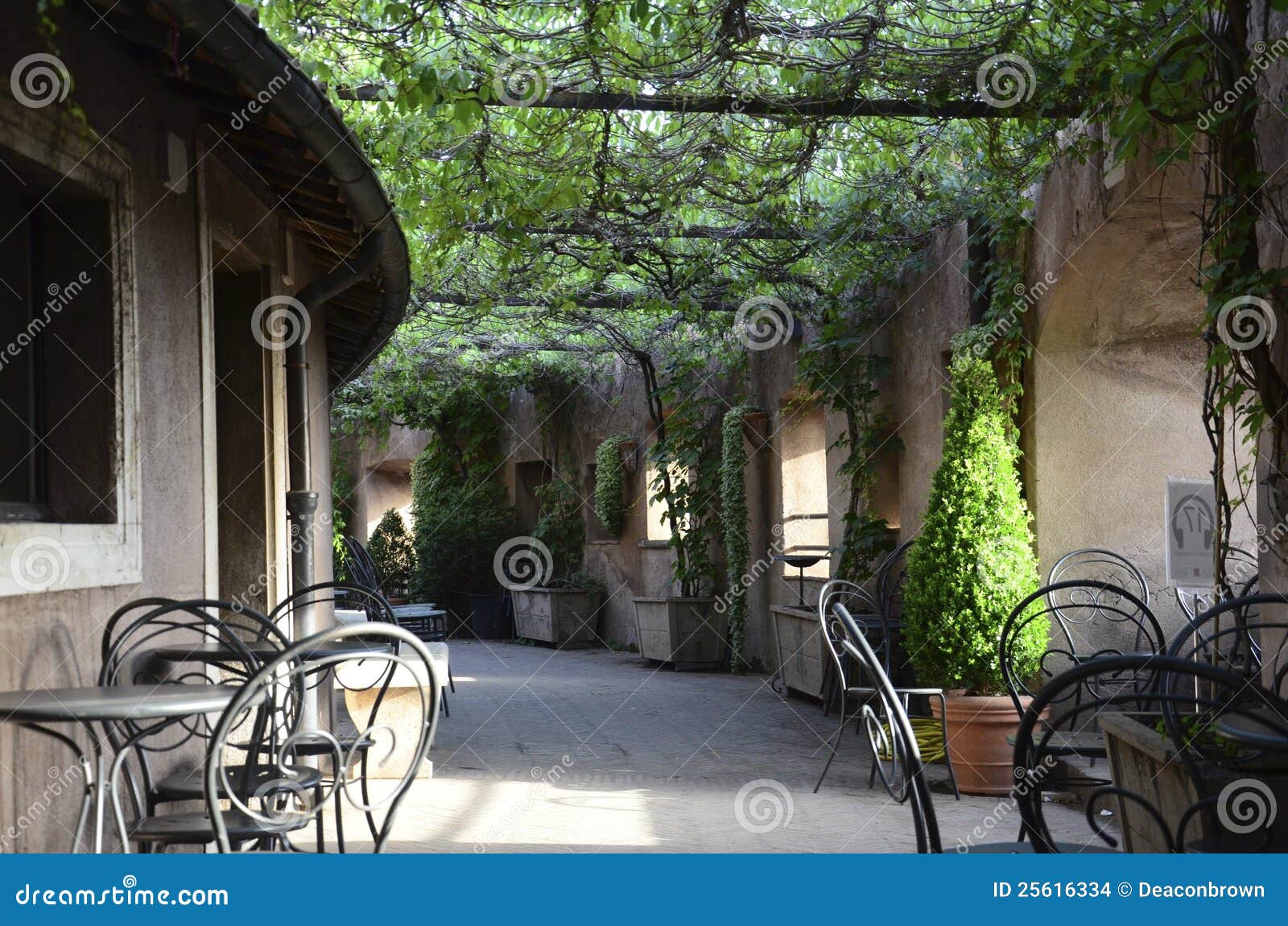 Patio italiano foto de archivo. Imagen de bistrot, casero 25616334