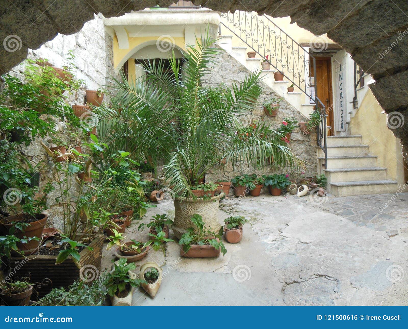 Patio Italiano Con Molte Piante in Vaso E Le Scala Fotografia Stock