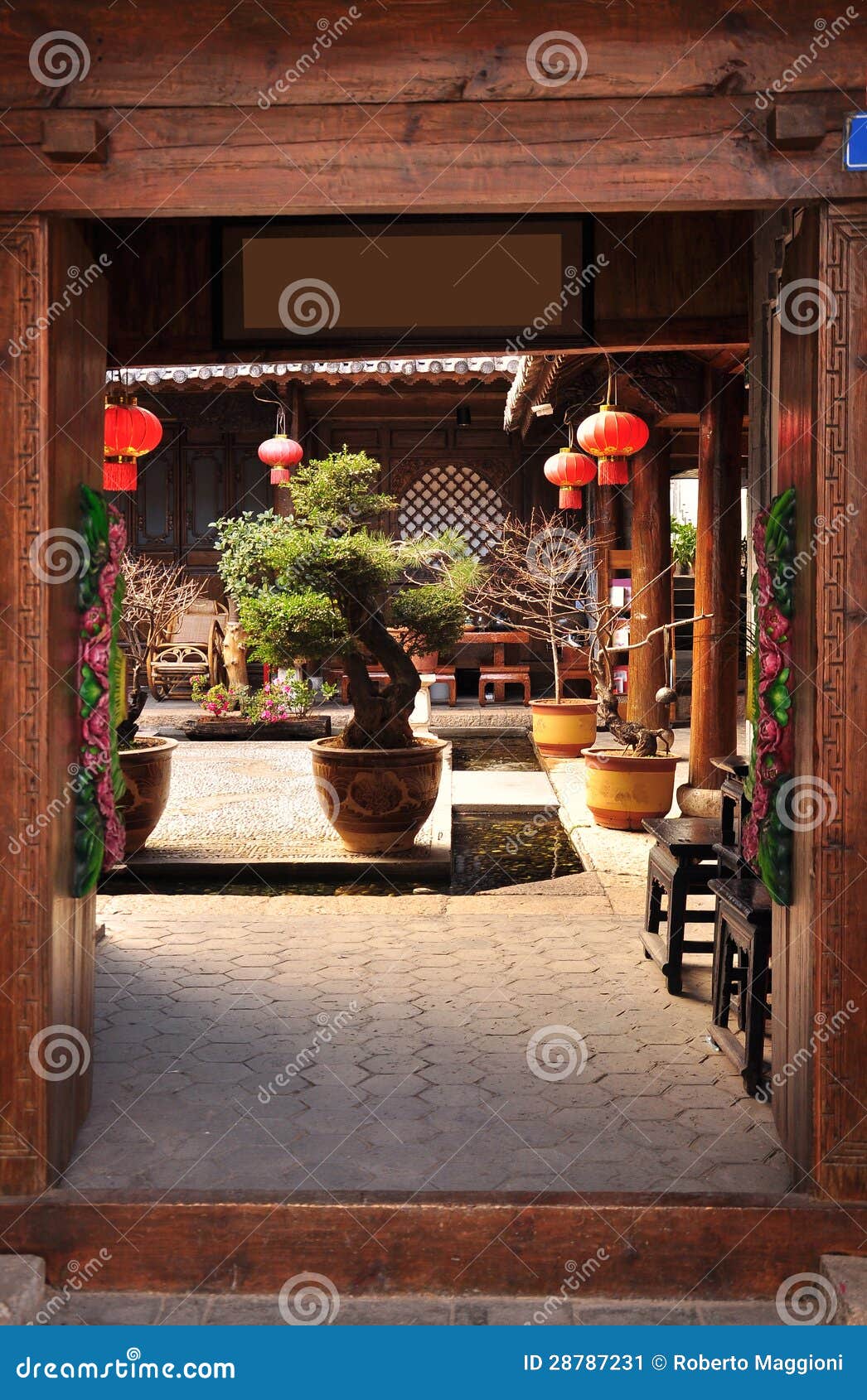 Patio Tradicional Chino De La Casa Imagen de archivo Imagen de asia