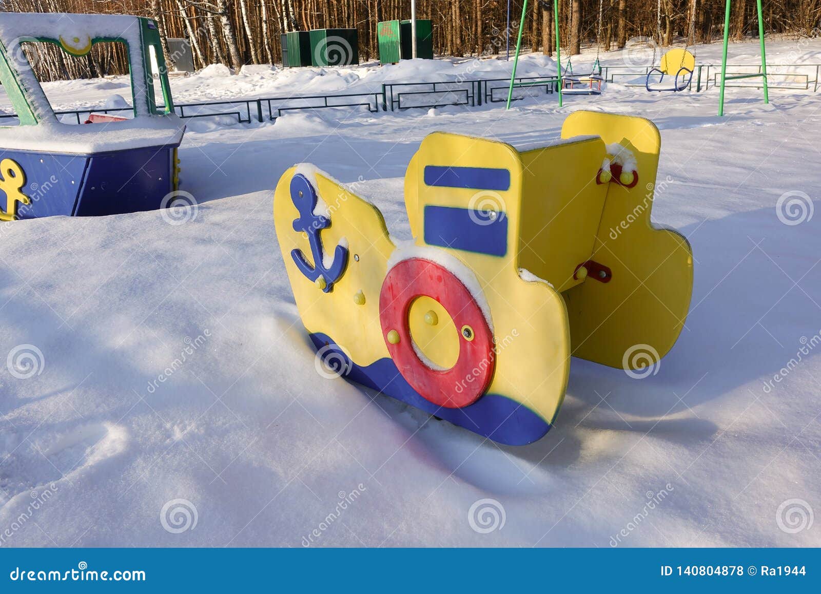 Patio vacío para los niños en un día de invierno nevoso escarchado cubierto con nieve sin la gente Patio ruso Militar marítimo. Patio vacío para los niños en un día de invierno nevoso escarchado cubierto con nieve sin la gente Patio ruso Tema militar marítimo Criar a niños en el alcohol militar