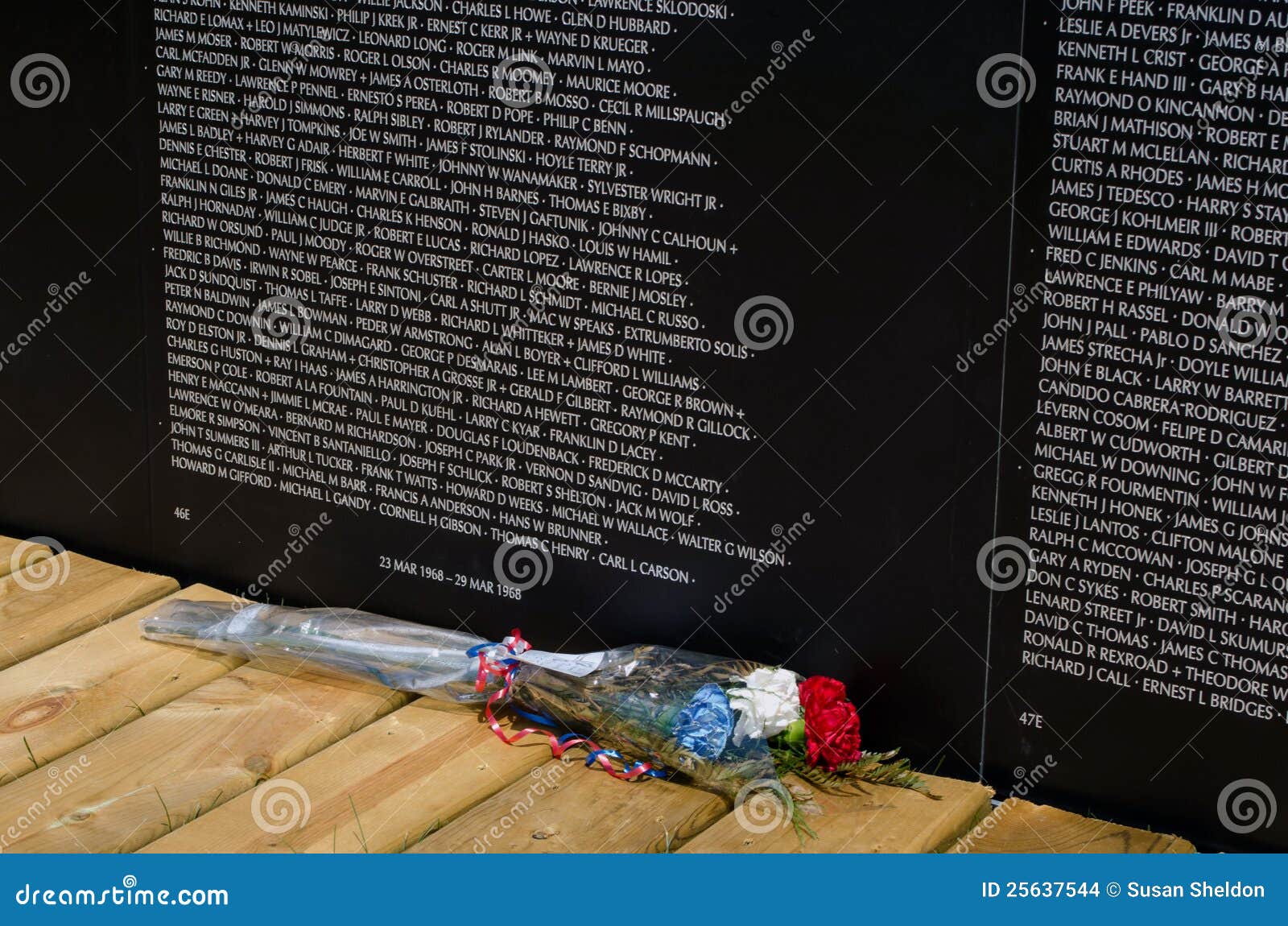 Patriotic Flowers at the Vietnam Wall Editorial Stock Image Image of america, history 25637544