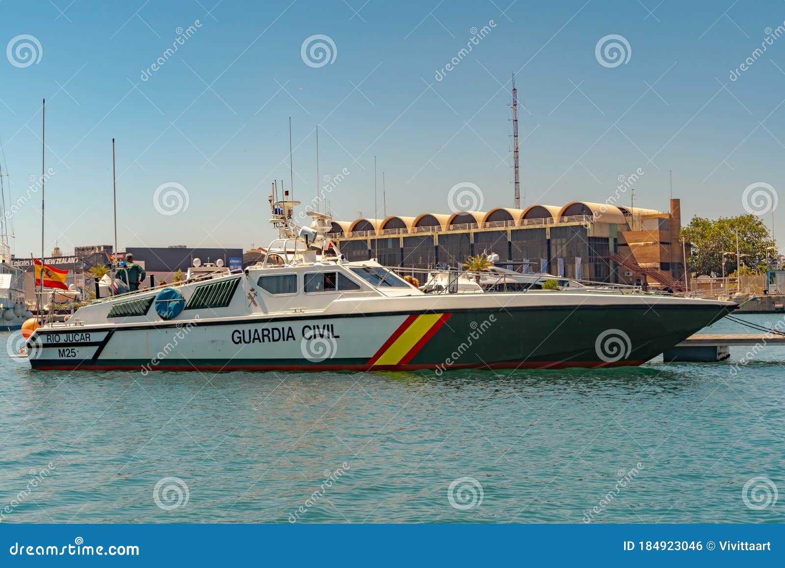 La Guardia Civil desactiva 25 bengalas náuticas incautadas en La Manga del  Mar Menor