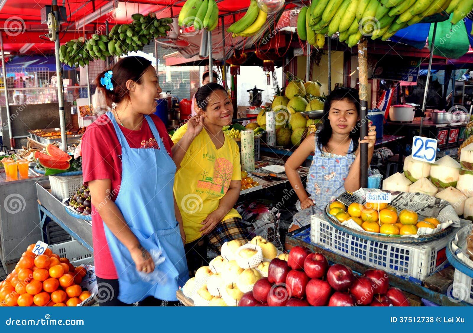 Проголосовать в паттайе. Рынок РАТАНАКОРН В Паттайе. Таиланд Паттайя фрукты. Тайки на рынке. Тайская женщина с рынка.