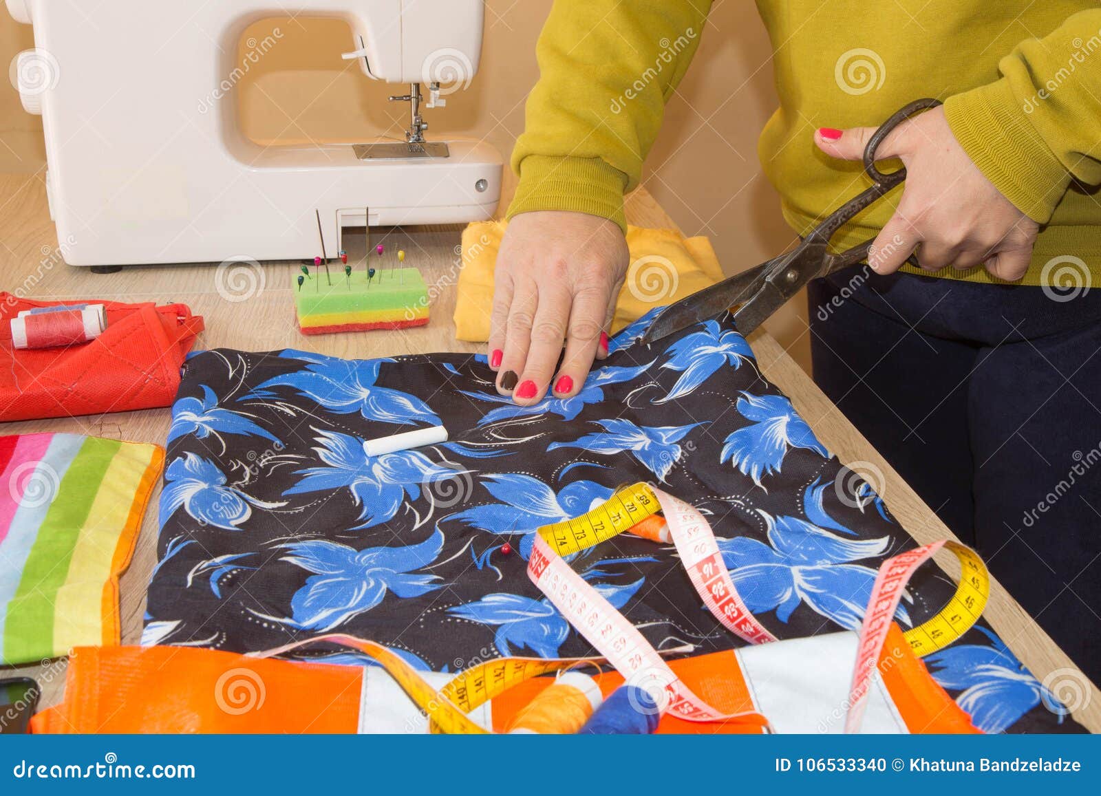 https://thumbs.dreamstime.com/z/pattern-scissors-tape-measure-sewing-machine-workplace-seamstress-dressmaker-cuts-dress-detail-sketch-lines-106533340.jpg