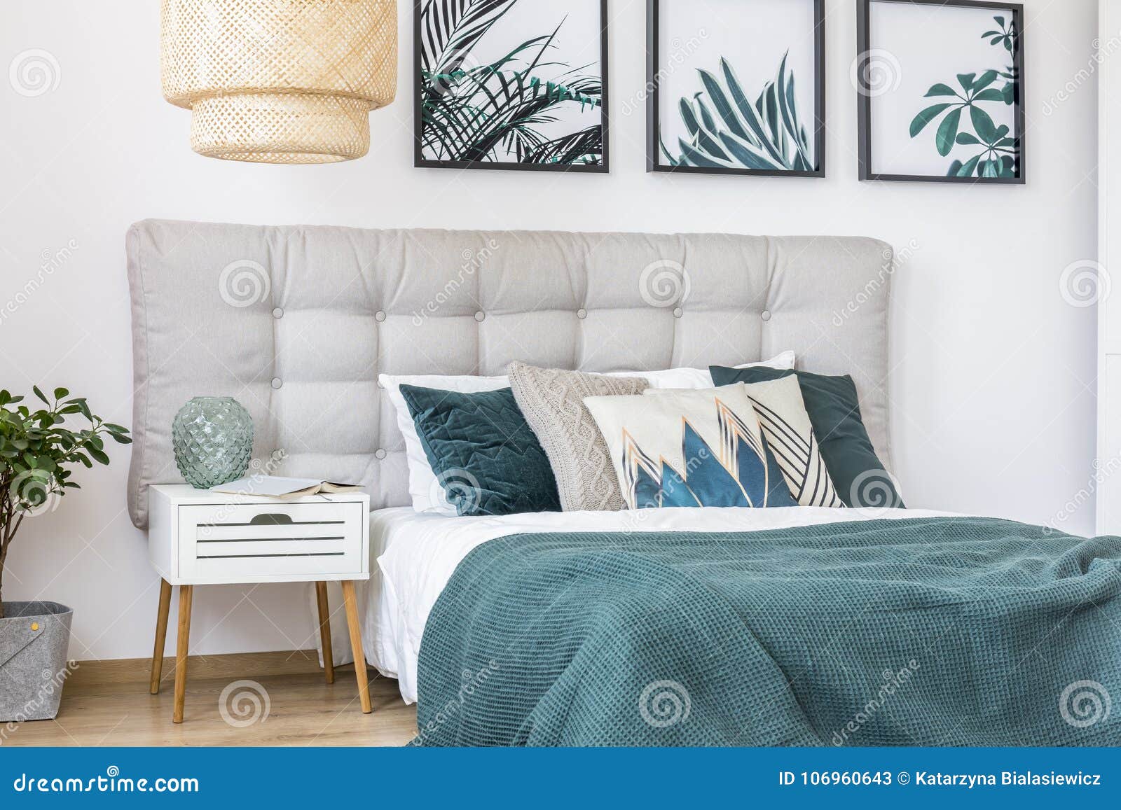 Uitgelezene Patterned Cushions On Green Bed Stock Image - Image of mattress GH-69