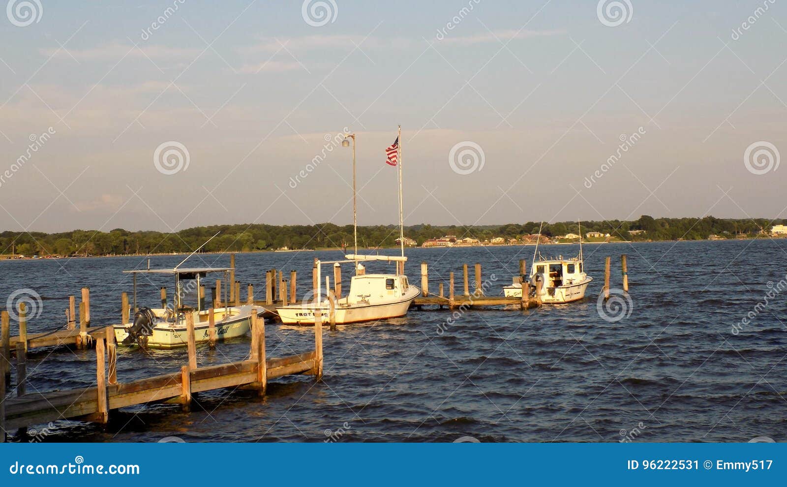 Patuxent-Fluss in Benedict Maryland. Der Patuxent-Fluss von einem Pier in Benedict, Maryland Die Küstenlinie über dem Fluss ist Calvert County, Maryland