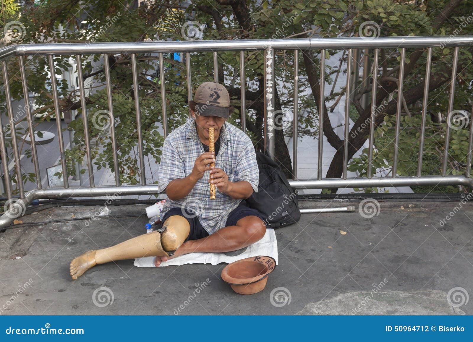 Pauvre homme sur le stret photographie éditorial. Image du prier 50964712