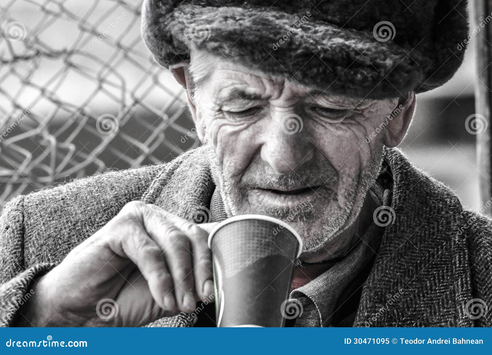 Pauvre vieil homme image stock. Image du renversement 30471095