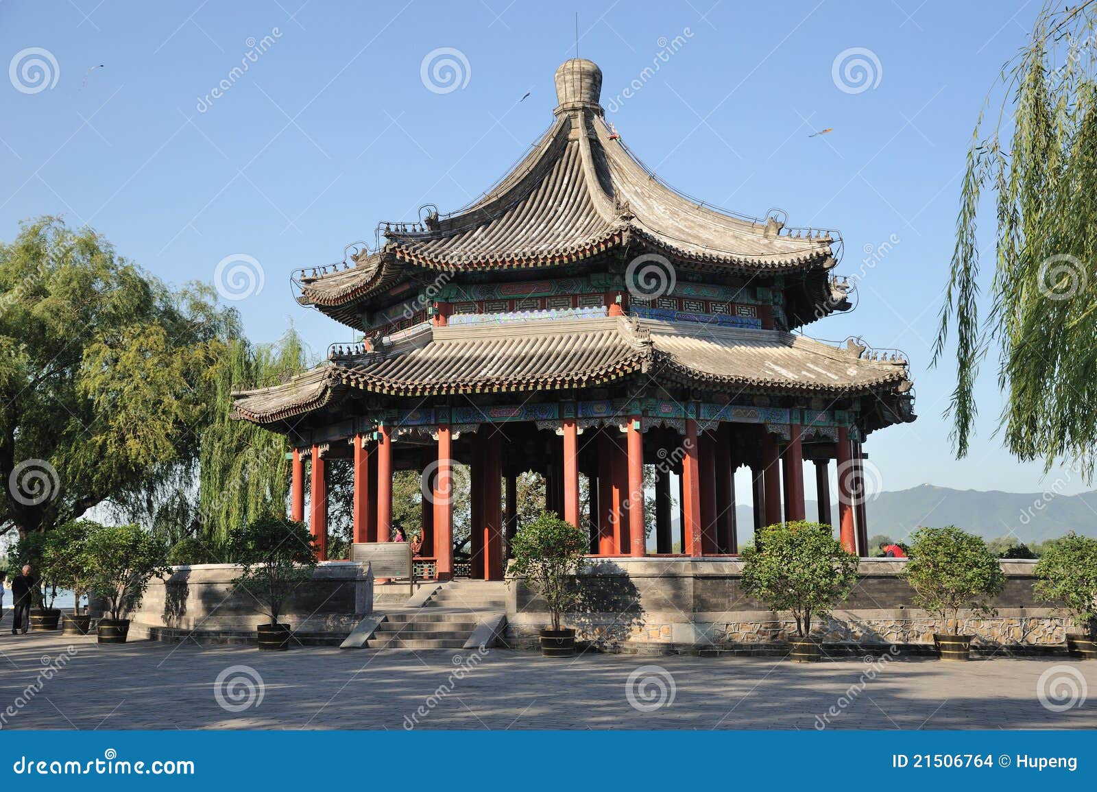 Pavilhão espaçoso (Kuoru Ting) no palácio de verão. O pavilhão espaçoso (Kuoru Ting), com uma área sobre de 130 medidores quadrados, isto é o pavilhão o mais espaçoso de seu tipo. Quando o palácio de verão foi nomeado o jardim de ondinhas desobstruídas, não havia nenhuma parede no banco do leste, assim que um poderia ver longe de todos os quatro lados do pavilhão, assim, foi nomeado o pavilhão espaçoso.