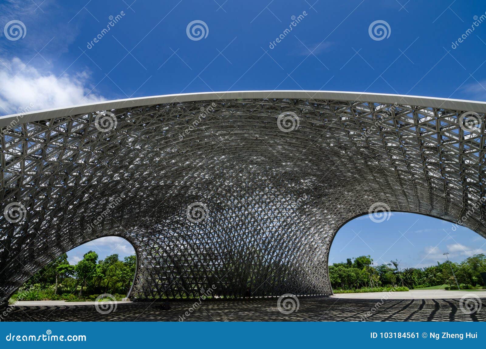 De Baai van de jachthaven, Singapore 16 Juli 2017: Paviljoen voor de Toekomst van ons Tentoonstelling, een licht-filtreert dak met ongeveer 11000 driehoekige aluminiumpanelen Het dak blijft nu als beeldhouwwerk in het park