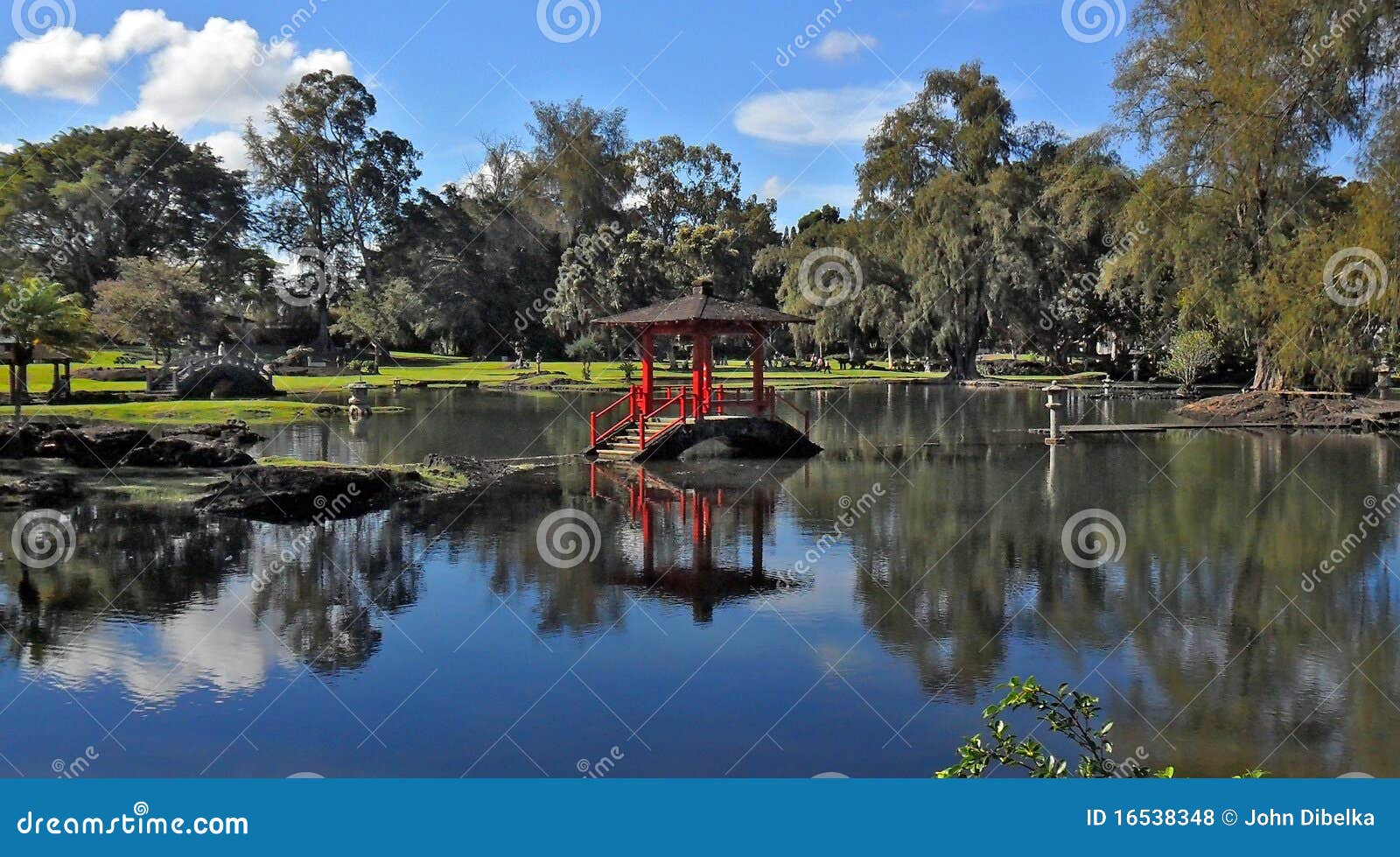 Pavillion Brigde an Der Flut Stockfoto Bild von teich, abgedeckt