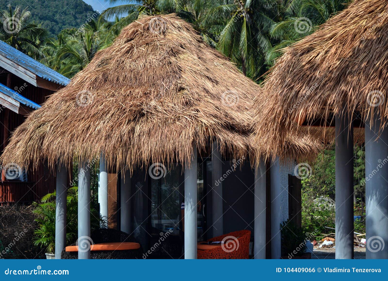 Pavillons De Toit De Paille Sur Une Plage Dessus Photo stock - Image du  île, ciel: 104409066