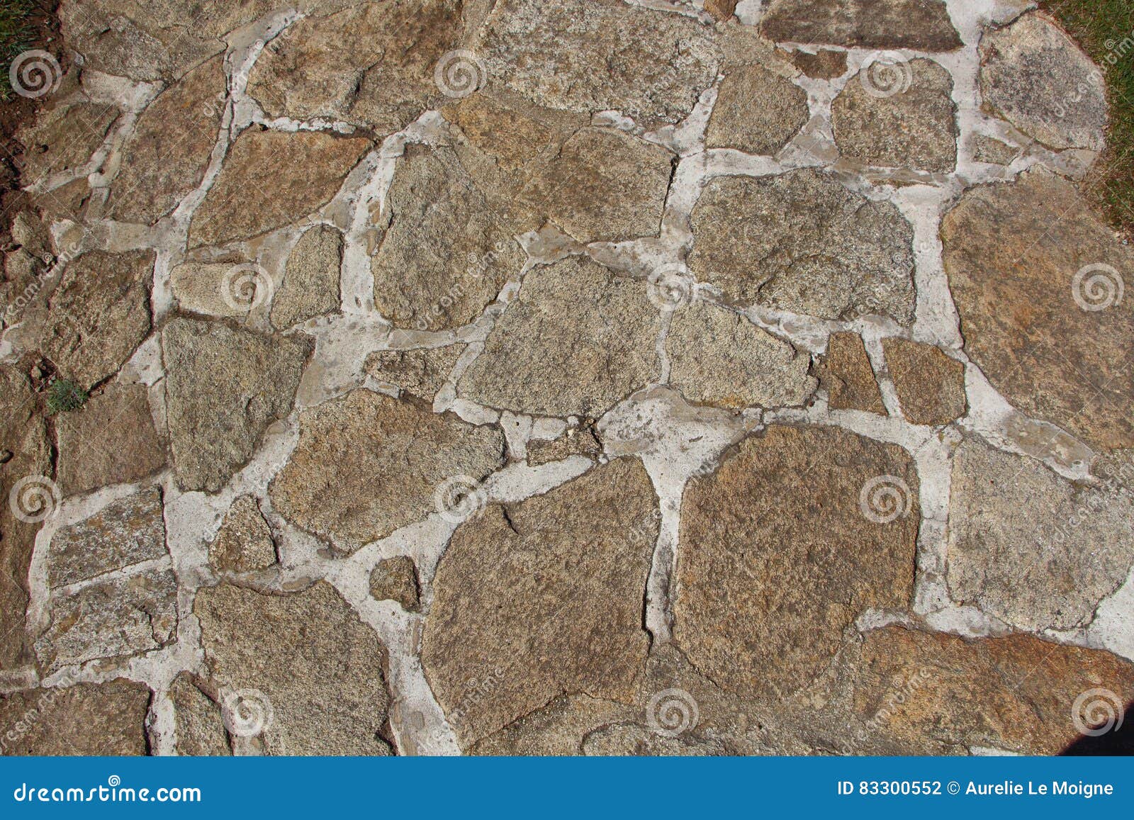 Muro De Pedra Com Musgo E Plantas Verdes. Captura De Reforço Da Via De  Cobertura. Pavimentação De Pedra Natural No Parque Próximo. Imagem de Stock  - Imagem de velho, estrutura: 262768673