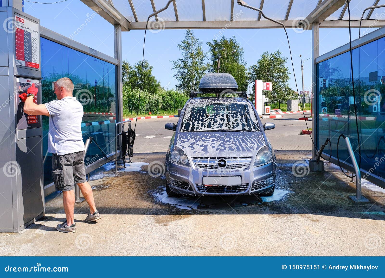 Как пользоваться мойкой самообслуживания автомобиля видео. Автомойка самообслуживания car Wash. Машина на автомойка самообслуживание. Мытье машины на мойке самообслуживания. Место протирки на мойке самообслуживания.