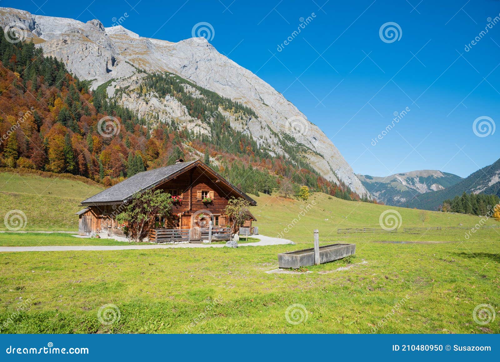 UN CHALET RUSTIQUE DANS LES MONTAGNES ALPINES