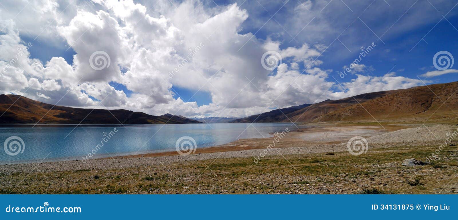 Paysage avec un lac au Thibet. Paysage de lac de yanmdrok dans les montagnes du Thibet.